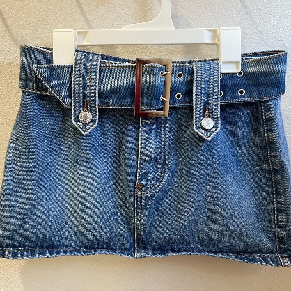 SHEIN Medium wash denim mini skirt with‎ removable belt size XS